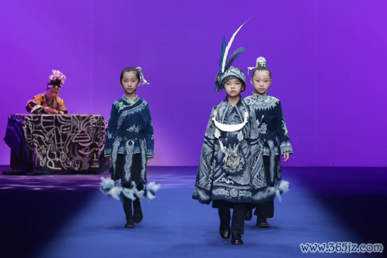 杠杠配资查询平台 非遗蜡染展翅重生 成昊“涅槃”大秀点亮中国国际时装周